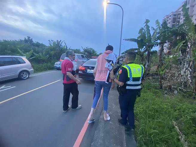 男子迷途夜间蹲坐路旁，龙潭警协查身分送返家。(警方提供／吕筱蝉桃园传真)