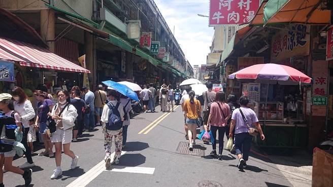 台南美食街区国华街在端午连假第2天涌现观光人潮。（程炳璋摄）