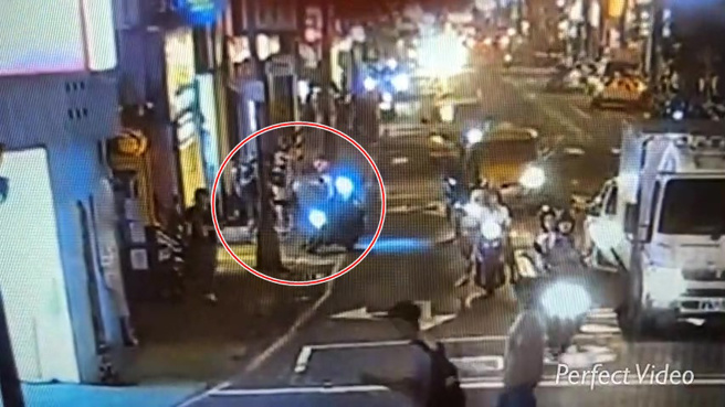 32歲曾男不滿遭45歲曾男按喇叭，遂發生口角糾紛，進而引發肢體衝突，持安全帽互相丟擲。（翻攝畫面）