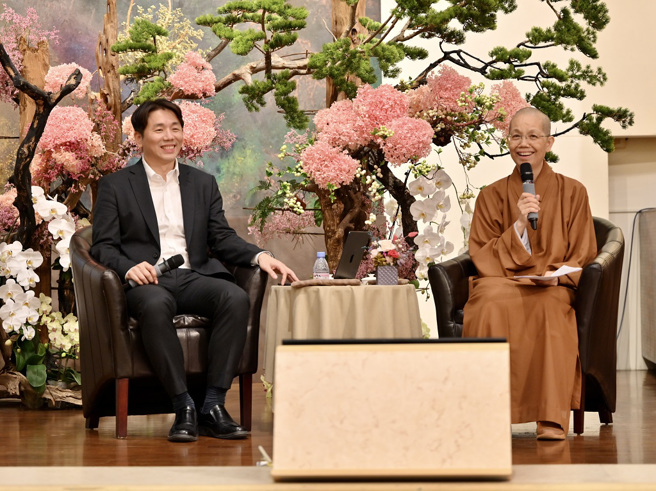 世界环境变迁太快，觉居法师提及「教育，影响人的一生重要性」，罗宇庠表示「老师跟教育、对一个孩子，有非常大的影响！」(图/惠中寺提供)