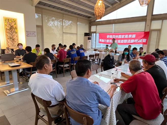 茂管處邀集水利署第七河川局、高雄市政府及在地觀光發展協會、中華民國水中運動協會與專家學者等人召開座談會，研議於六龜寶來溪、茂林濁口溪及霧台隘寮北溪推漂漂河水域遊憩活動之可行性。（林雅惠攝）