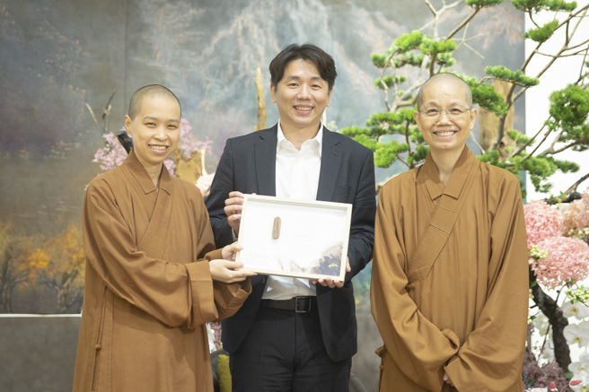 佛光山惠中寺副住持如瑄法师(左)致赠讲座结缘品给讲师罗宇庠（中）、佛光山中区总住持觉居法师（右）。(图/惠中寺提供)

