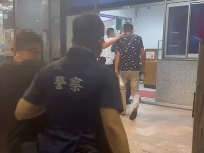 警方將動手的3人帶回偵辦。（翻攝畫面）