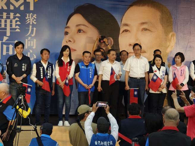 国民党总统参选人侯友宜今天到桃园八德与要挑战连任、有意参选立委者合体。（赖佑维摄）