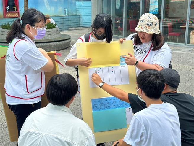苗栗家扶中心第18届钓竿方案10名家扶青年展开街访。（苗栗家扶中心提供／谢明俊苗栗传真）