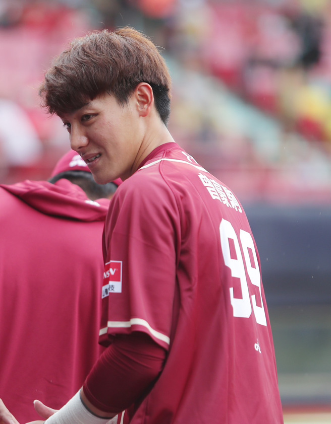 乐天桃猿陈晨威忘记带球衣，穿上总教练曾豪驹的99号球衣。（季志翔摄）