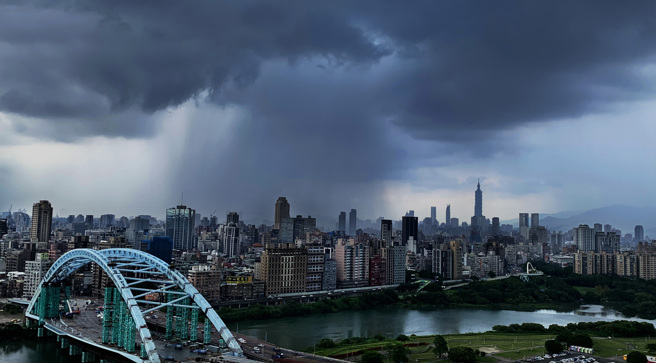 北市23日气温炎热，午后开始下起大雨，天空中一度出现雨瀑。（姚志平摄）