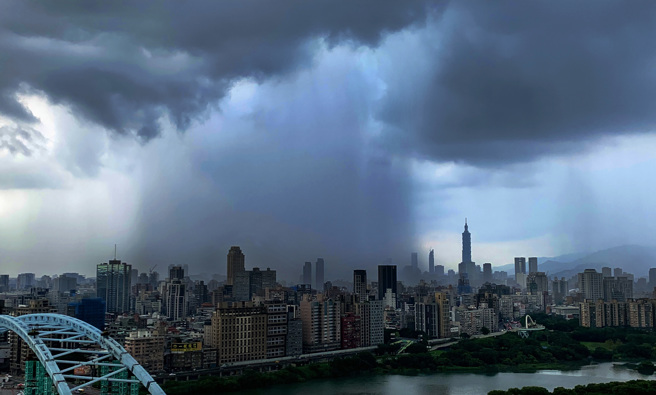 北市23日气温炎热，午后开始下起大雨，天空中一度出现雨瀑。（姚志平摄）