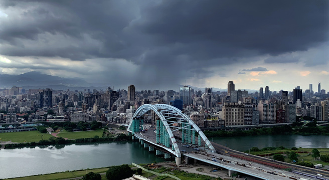 北市23日气温炎热，午后开始下起大雨，天空中一度出现雨瀑。（姚志平摄）