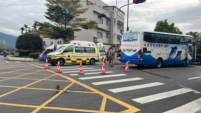 台东池上今天傍晚发生游览车撞行人意外。（读者提供）