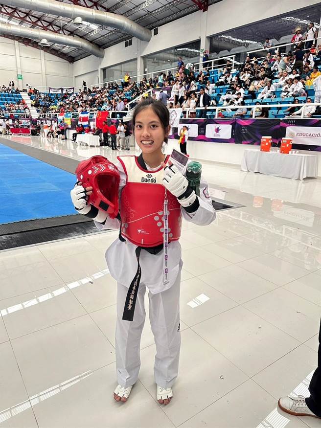 大同高中高二生黄思嬅于台湾时间23日早上9点、在墨西哥获得世界中学跆拳道锦标赛冠军。（大同高中提供／谢佳潾屏东传真）