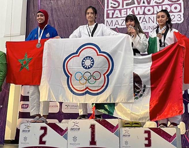 大同高中高二生黄思嬅（左二）于台湾时间23日早上9点、在墨西哥获得世界中学跆拳道锦标赛冠军。（大同高中提供／谢佳潾屏东传真）