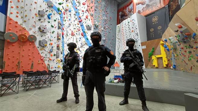 第四分局邀请霹雳小组特警拍摄青春专案宣传片，全副武装攀岩十分吸睛。（第四分局提供／张亦惠台中传真）