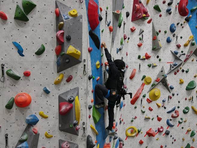 第四分局邀请霹雳小组特警拍摄青春专案宣传片，全副武装攀岩十分吸睛。（第四分局提供／张亦惠台中传真）