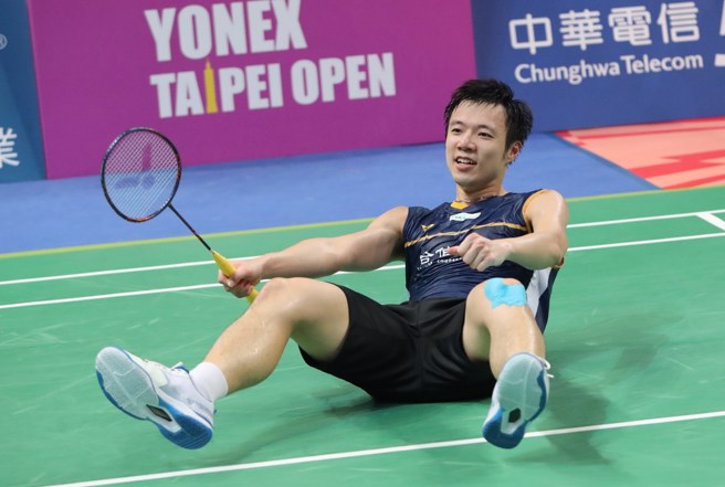 王子維興奮躺在場中慶祝闖進4強。(鄭任南攝)