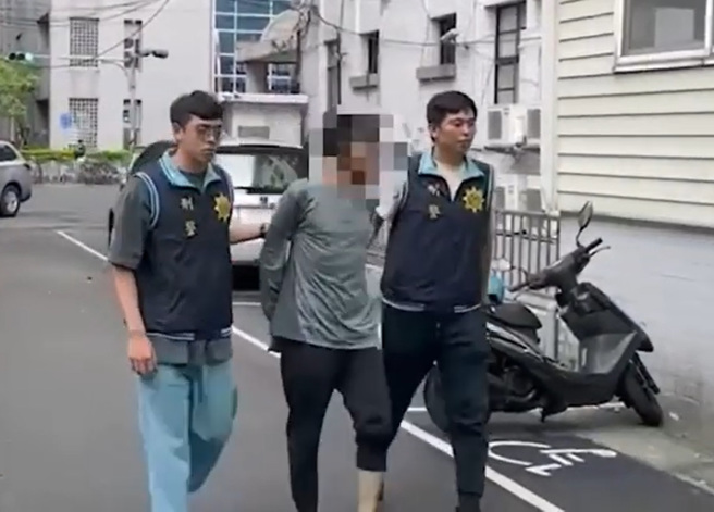 男子将酒礼盒掉包成水，供称因心情不好早已把酒喝光。（警方提供）