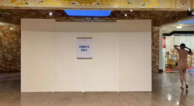 圆山饭店传出木造藻井遭白蚁蛀蚀塌陷，百年金龙被掉下来的天井扎断龙头，现场已用木板围起，等待维修。（姚志平摄）