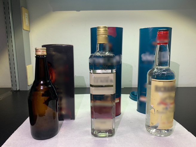 新北市新庄区1间超商「3瓶酒礼盒」遭掉包，48岁外送员依窃盗罪移送法办。（警方提供） ★《中时新闻网》关心您：饮酒过量，有碍健康。酒后不开车，安全有保障！