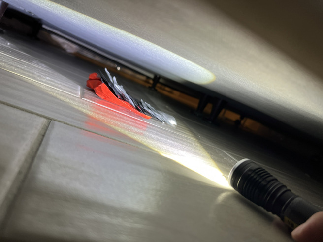 警方在床底下发现一红包袋内放有9包毒咖啡包。（图／警方提供）