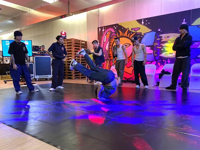 金門風獅爺商店街力挺青年街舞文化，首度引進霹靂舞大賽，現場熱力引爆。(于家麒攝)