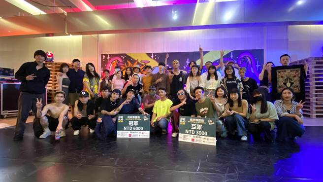 來自台灣與金門共12隊霹靂舞好手同場尬舞熱力引爆，吸引不少青年同High。(于家麒攝)