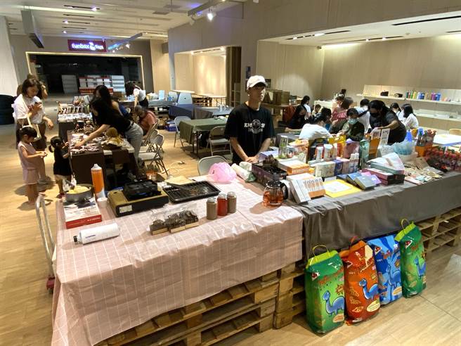 「金門青創底啾市集(D-JO Market)」，邀請15家在地青創特色店家設攤。(于家麒攝)