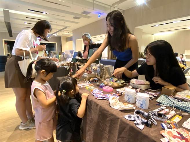 「金門青創底啾市集(D-JO Market)」提供不少親子DIY商品，到場的小朋友全嗨翻。(于家麒攝)