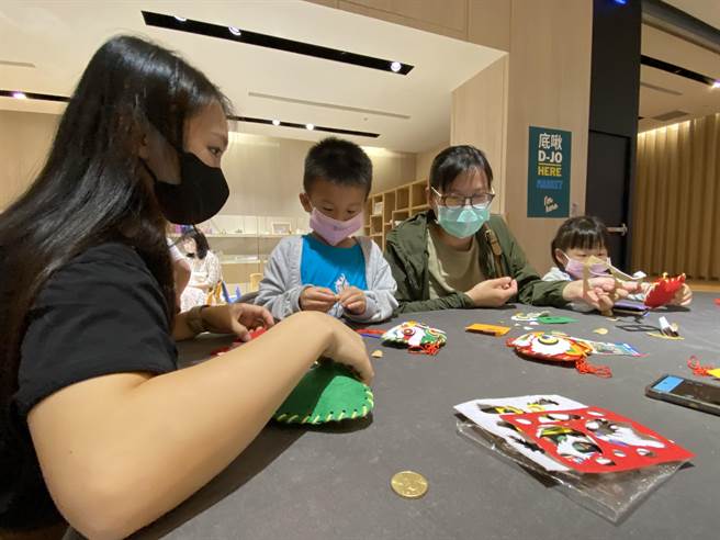 「金門青創底啾市集(D-JO Market)」提供不少親子DIY商品，到場的小朋友全嗨翻。(于家麒攝)