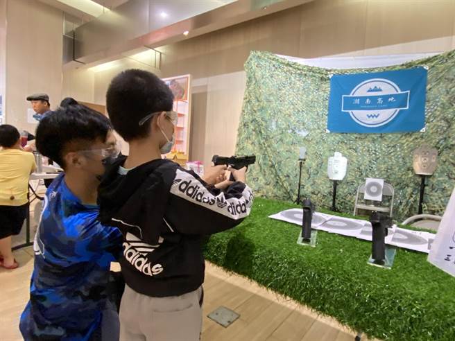 現場還有生存遊戲體驗攤商，讓小朋友下場感受射擊打靶的快感。(于家麒攝)