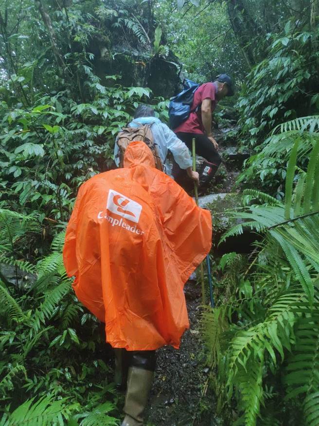 救難人員協助登山者脫困。（新北市消防局提供）