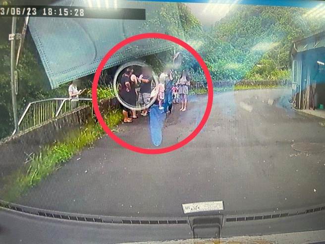 桃園民眾到坪林戲水遭赤尾青竹絲蛇吻，就醫施打血清後已無生命危險。（新北市消防局提供）