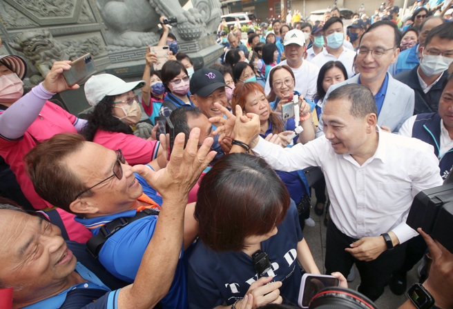 国民党主席朱立伦（右上）23日陪同总统参选人侯友宜（右下）前往杨梅区锡福宫上香祈福，受到支持民眾热烈欢迎。（范扬光摄）