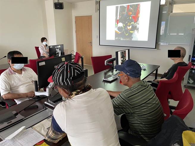 北市今年试办街友技能研习专班，图为紧急事件处理课程上课情形。（北市劳动局提供／张芷瑜台北传真）