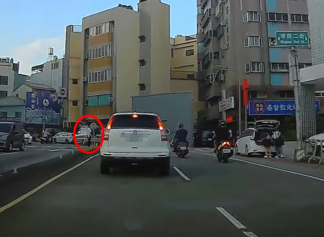 许多让汽、机车发现无号志路口斑马线上有行人，仅煞车减速，却还是直接通过未礼让行人。（翻摄自脸书爆怨公社）