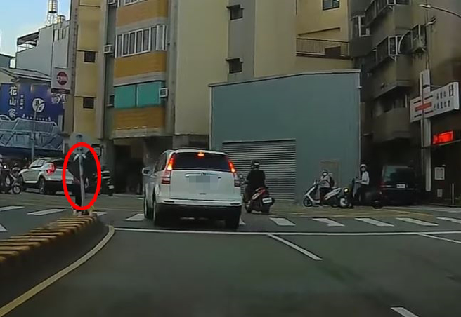 许多让汽、机车发现无号志路口斑马线上有行人，仅煞车减速，却还是直接通过未礼让行人。（翻摄自脸书爆怨公社）