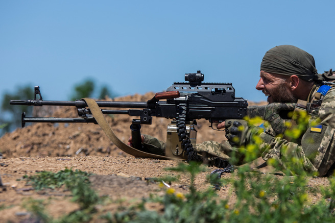 2023年6月22日，在烏克蘭頓涅茨克地區，一名烏克蘭軍人在前線附近的進行機槍射擊訓練。（路透社）