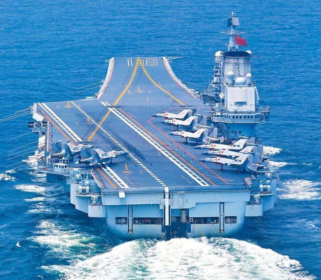 中共解放军日前进行多次环台军演，甚至不断有机舰穿越海峡中线，台海局势也随之升温。图为共军辽寧舰航母。（新华社资料照片）