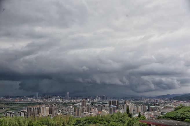对流旺盛，今午后仍有大雨甚至雷雨机率，外出应提防。（杜宜谙摄）