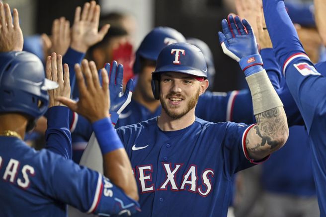 游骑兵Jonah Heim与队友庆祝全垒打。（美联社资料照）