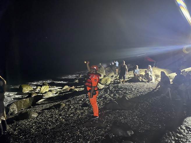 台东县长滨乡长光部落阿美族艺术家「拉飞．邵马」与友人昨天下午下海打鱼，失联一夜，今天上午被寻获已无生命迹象。（海巡第一三岸巡队提供／蔡旻妤台东传真）