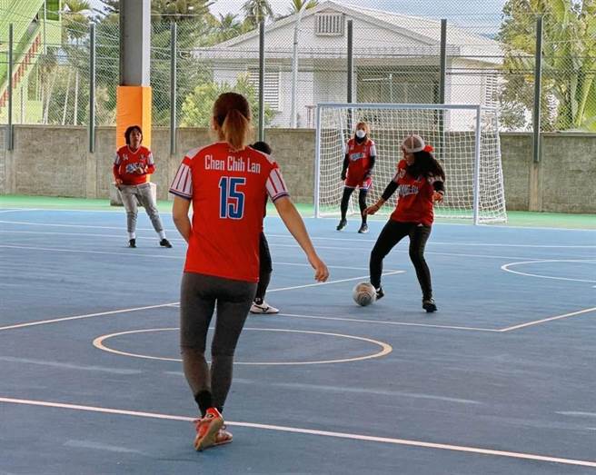现役中华女足队长王湘惠2021年便集结多名校友及队友，定期返回母校花莲光復国小与小足球女将们踢球交流，希望藉此热络地方足球风气，重现女足昔日风华。（王湘惠提供／罗亦晽花莲传真）