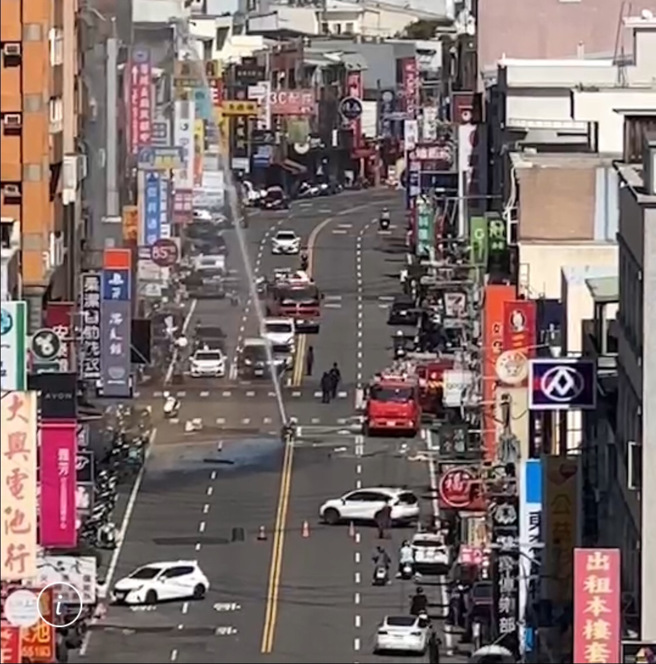 新竹县竹北中正东路一栋民宅大楼发生瓦斯气爆，9至11楼不断冒烟，现场12户住家接连引发火警，警消回报有人员受困中。（记者爆料网）