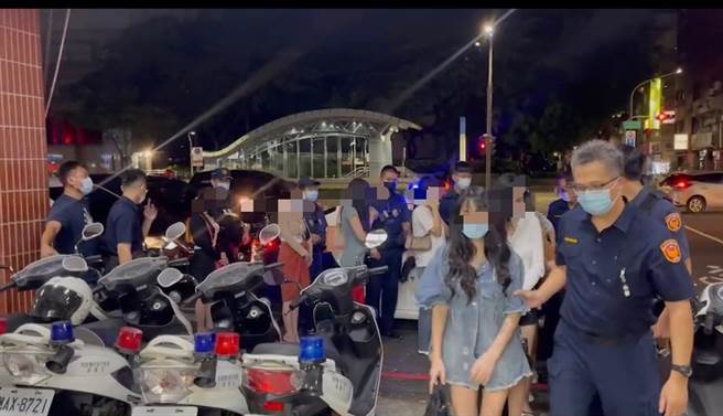 高雄警方接获检举，到场查获12名女服务生、2名男客。（翻摄照片／崔正纲高雄传真）