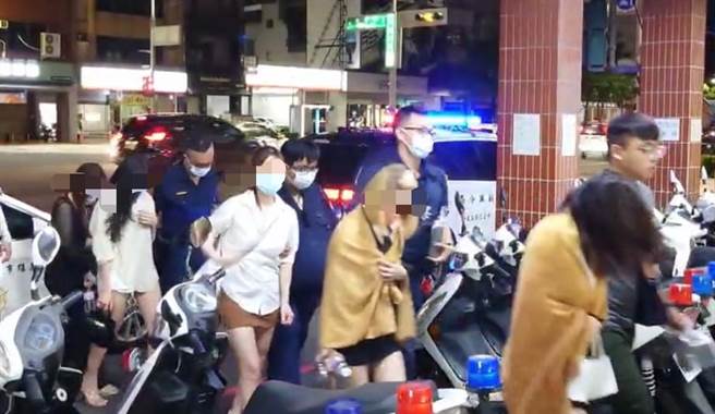 高雄警方接获检举，到场查获12名女服务生、2名男客。（翻摄照片／崔正纲高雄传真）