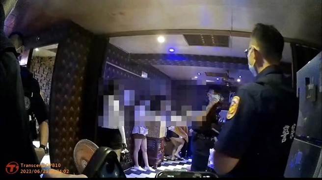 高雄警方接获检举，到场查获12名女服务生、2名男客。（翻摄照片／崔正纲高雄传真）