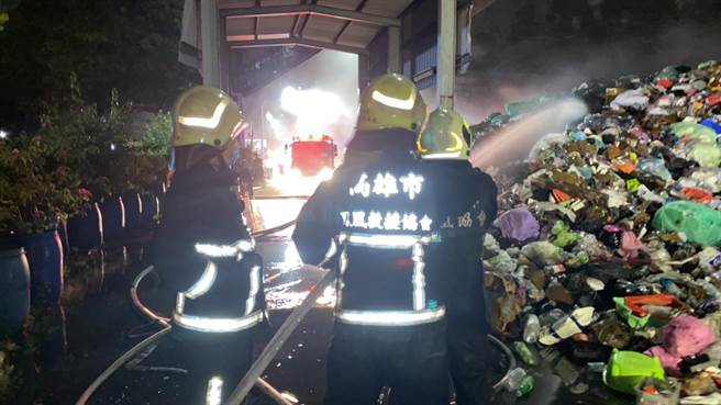 高雄楠梓區楠陽路資源回收場火警於6月23日深夜11時37分發生火警，消防局人員到場撲滅火勢。（民眾提供／林瑞益高雄傳真）
