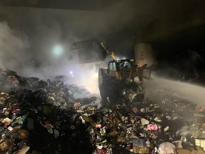 高雄楠梓區楠陽路資源回收場火警於6月23日深夜11時37分發生火警，消防局人員到場控制火勢後處理殘火。（翻攝照片／林瑞益高雄傳真）