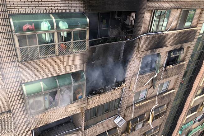 竹北市中正东路大楼瓦斯气爆火警，初研是竹北加压站压力异常引发火警。。（新竹县消防局提供／罗浚滨新竹传真）