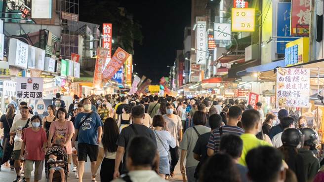 端午连假，嘉义市区再度涌现出游人潮，文化路夜市人挤人。（嘉义市政府提供／吕妍庭嘉义传真）