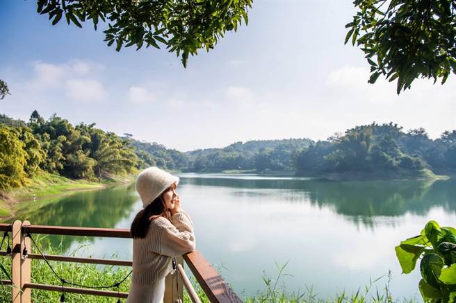 市府邀游客走访嘉义市的后花园「兰潭」，欣赏远离喧嚣的山光水色。（嘉义市政府提供／吕妍庭嘉义传真）